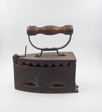 Kömür Ütü Ütüleme Ütüsü, beyaz arkaplanda izole