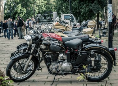 Eski Lefkoşe 'de bir sokak vitrininde eski motosikletler