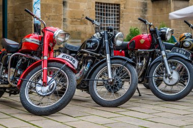 Eski Lefkoşe 'de bir sokak vitrininde eski motosikletler