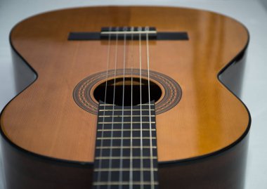 akustik gitar, yakın çekim, gitar detayları, izole edilmiş.