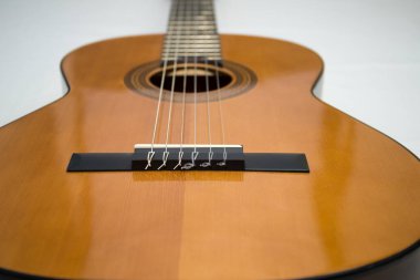 akustik gitar, yakın çekim, gitar detayları, izole edilmiş.