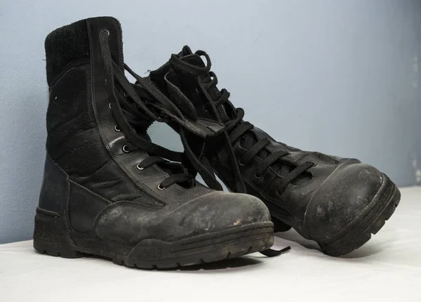 Velho Usado Botas Militares Preto Isolado — Fotografia de Stock