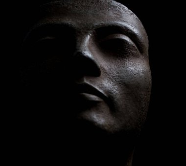 Bir kadın figürünü tasvir eden antik Yunan büstü. Siyah arka plan stüdyo fotoğrafçılığı.