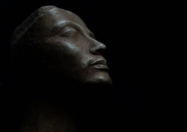 Bir kadın figürünü tasvir eden antik Yunan büstü. Siyah arka plan stüdyo fotoğrafçılığı.