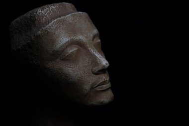 Bir kadın figürünü tasvir eden antik Yunan büstü. Siyah arka plan stüdyo fotoğrafçılığı.