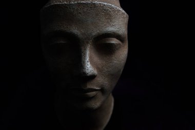 Bir kadın figürünü tasvir eden antik Yunan büstü. Siyah arka plan stüdyo fotoğrafçılığı.