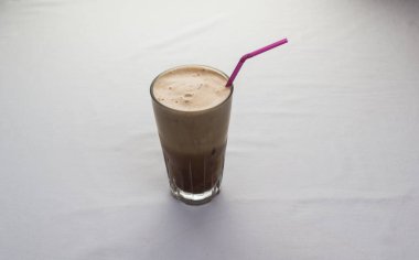Frappe hazır soğuk kahve, Yunanistan 'ın en popüler kahvesi, buzlu ve samanlı, beyaz arka planda izole edilmiş.