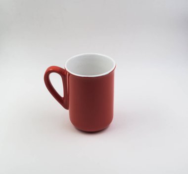 kırmızı kupa, beyaz arkaplanda izole