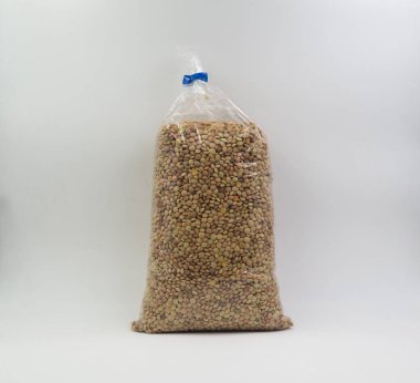 Beyaz arka planda izole edilmiş bir paket mercimek.