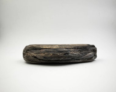 Beyaz arka planda izole edilmiş küçük kaya, çakıl taşları, deniz taşları, jeoloojik