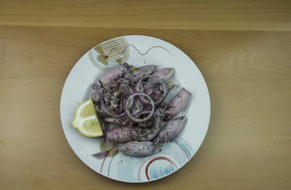 Calamari Mit Zwiebeln Zitrone Und Oregani Tintenfisch Aus Der Dose — Stockfoto
