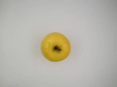 Beyaz arkaplanda yeşil elma izole