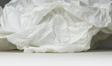 Beyaz buruşmuş kağıt, stüdyo fotoğrafı, izole edilmiş.