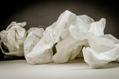 Beyaz buruşmuş kağıt, stüdyo fotoğrafı, izole edilmiş.