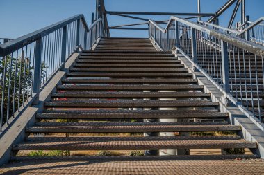 Mavi gökyüzü ufku olan boş merdivenler, açık havada, insan yok.