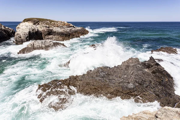 Olas Marinas Rompiendo Sobre Rocas Costeras Con Espuma Blanca — Foto de Stock