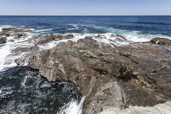 Roca Costa Las Olas Del Océano Surfean Acantilado Costa — Foto de Stock