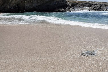 Sahilde dalgalar, sahilde dalgalar, kumsaldaki kumsalda tenha taşlar dalgalar..