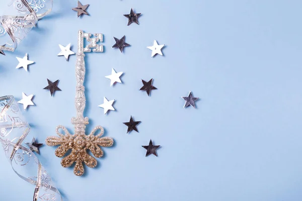 Llave mágica brillante dorada y plateada con estrellas sobre fondo azul y decoración navideña. Tarjeta de felicitación — Foto de Stock