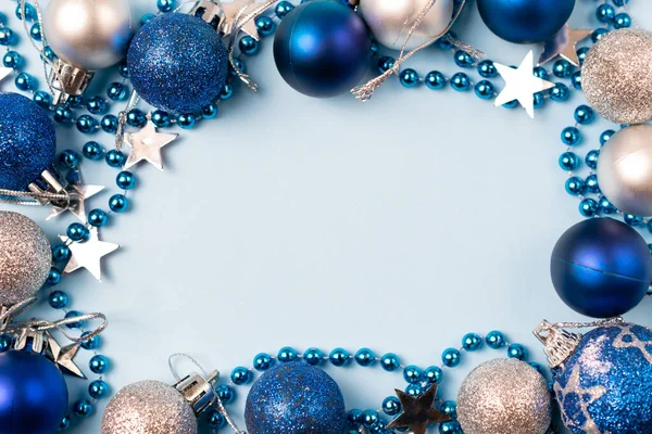 Festlicher Weihnachtsrahmen mit blauen und silbernen Kugeln, funkelnden Sternen und dekorativen Perlen mit Kopierraum — Stockfoto
