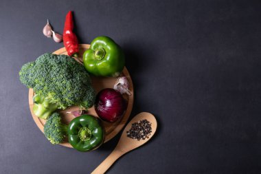 Taze sebze, yeşil brokoli, biber, sarımsak ve soğan.