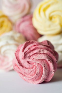 Farklı tat ve renklerde ev yapımı lezzetli marşmelovlar. Kapat.