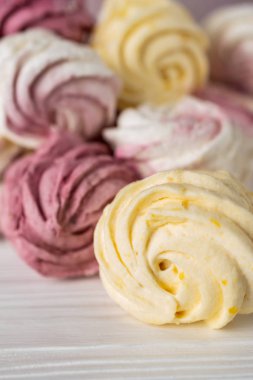 Farklı tat ve renklerde ev yapımı lezzetli marşmelovlar. Kapat.