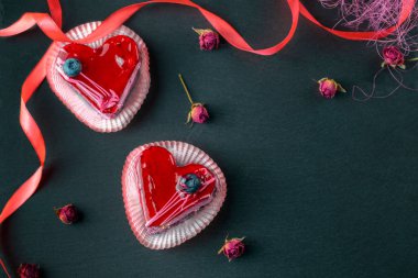 Tahtada kalp şeklinde bir tatlı, romantik bir akşam, tepetaklak yatıyordu.