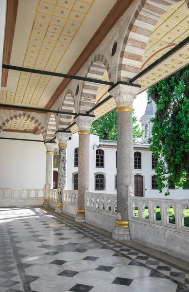 Topkapı Sarayı, güneşli bir günde kolonların, kemerlerin ve mermer zeminin olduğu iç geçitlerden biri. Osmanlı mimarisi, İstanbul, Türkiye — Stok fotoğraf