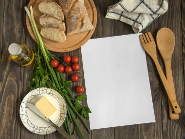 Ahşap arka planda ahşap arka planda, sağlıklı besin maddeleri içeren yemek tarifleri veya menü. Market listesi, yemek takvimi ya da Ketogenik diyet malzemeleri listesi olarak kullanılabilir. Düz konum, telif alanı.