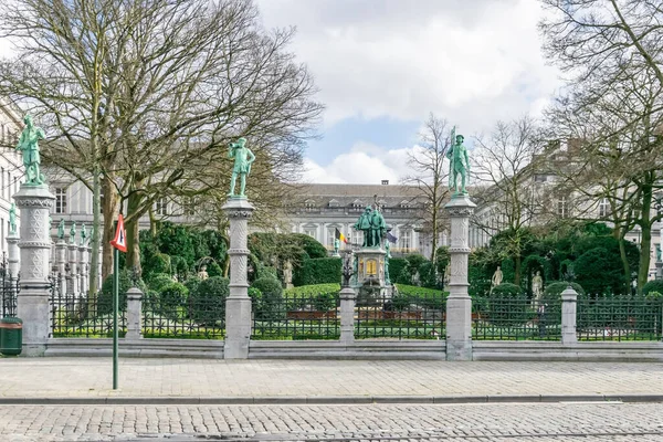 小Sablon广场 比利时布鲁塞尔旧城区埃格蒙特和荷恩伯爵的雕塑和雕像公园 有选择的焦点 — 图库照片