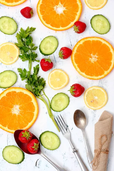 Färska frukter och grönsaker på vitt trä bord. Stockbild