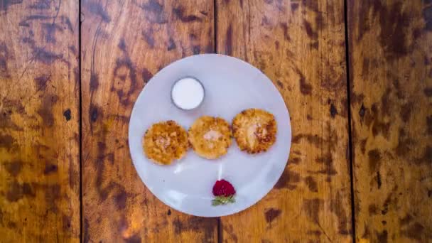 Pasteles de queso cuajada para el desayuno. Animación 4K Stop Motion, vista superior — Vídeos de Stock