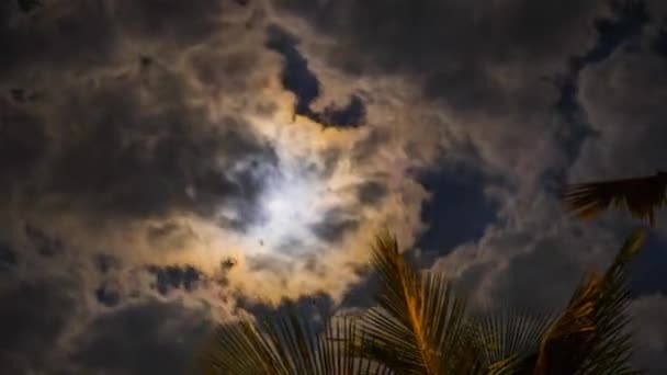 Timelapse noche de luna llena en el cielo estrellado a la tarde, 4K — Vídeo de stock
