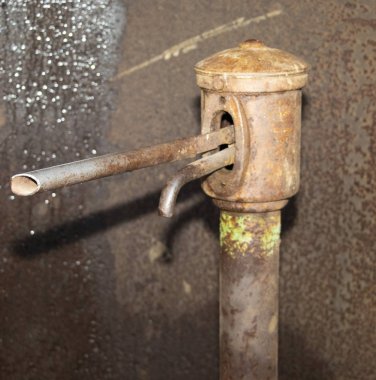 Bir set su için paslı eski ısıtıcı.