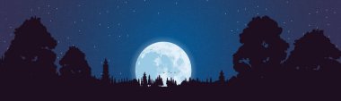 Ormanların arkasında gece ay doğarken