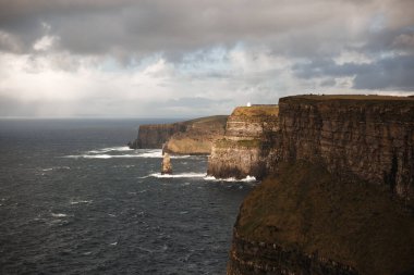 Bulutlu Moher uçurumları