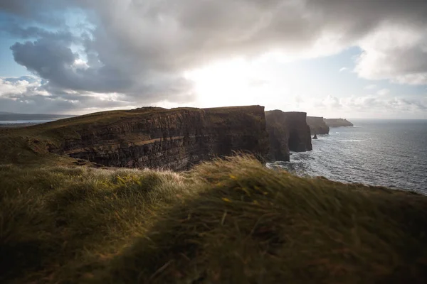 Falésias de Moher com luz do sol — Fotografia de Stock