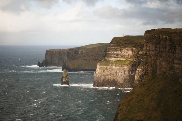 Falésias de Moher com paisagem nublada — Fotografia de Stock