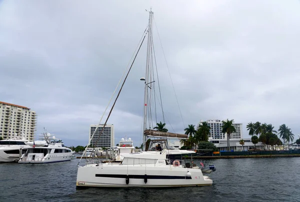 Fort Lauderdale, Florida, U.S.A - December 28, 2019 - A white yacht sailing on the canal — Stock Photo, Image