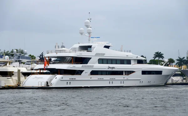 Fort Lauderdale, Flórida, EUA - 3 de janeiro de 2020 - Um barco de luxo branco multimilionário na baía — Fotografia de Stock