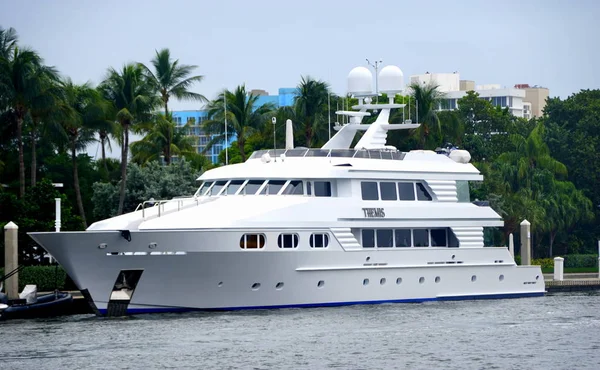 Fort Lauderdale, Flórida, EUA - 3 de janeiro de 2020 - Um barco de luxo branco multimilionário na baía — Fotografia de Stock