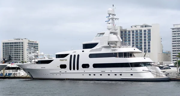 Fort Lauderdale, Florida, U.S.A - January 3, 2020 - A white multi-million dollar luxury boat on the bay — Stock Photo, Image