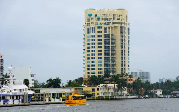 Fort Lauderdale, Florida, USA - 2020 január 3 - A kilátás a vízparti társasházak és hajók az öbölben — Stock Fotó
