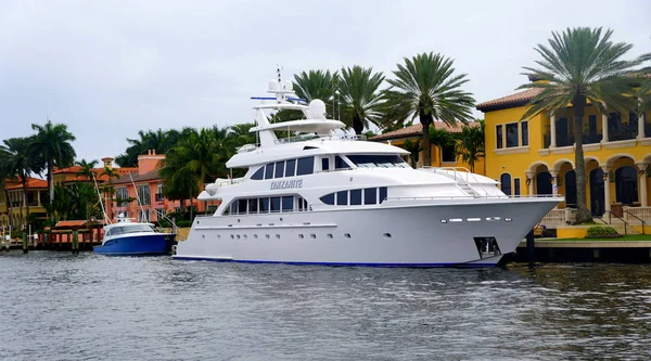 Fort Lauderdale, Florida, U.S.A - January 3, 2020 - A luxury waterfront mansion with a boat by the bay — Stock Photo, Image