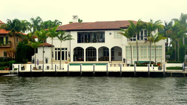 Fort Lauderdale, Florida, Estados Unidos - 3 de enero de 2020 - Una mansión frente al mar de lujo junto a la bahía — Foto de Stock