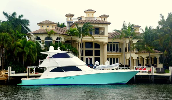 Fort Lauderdale, Florida, U.S.A - January 3, 2020 - A luxury waterfront mansion with a boat by the bay — Stock Photo, Image