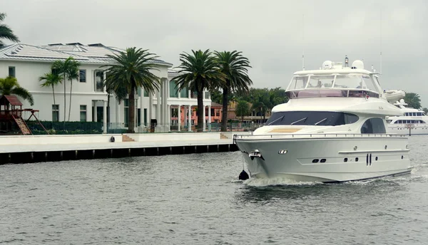 Форт-Лодердейл, Флорида, США - 3 января 2020 года - роскошный особняк на берегу моря и лодка на берегу залива — стоковое фото