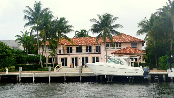 Fort Lauderdale, Florida, USA - 2020. január 3. - Luxus vízparti kastély egy csónakkal az öböl partján — Stock Fotó