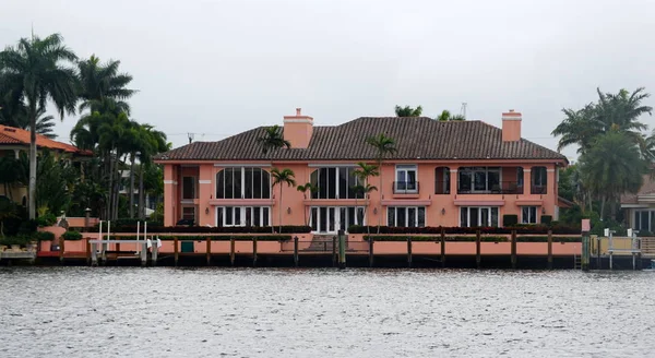 Fort Lauderdale, Florida, Stati Uniti - 3 gennaio 2020 - Una lussuosa villa sul lungomare vicino alla baia — Foto Stock